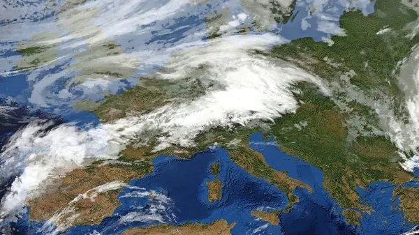 Nad osrednjim Sredozemljem se zadržuje anticiklon, nad 
zahodnim pa ciklonsko območje.