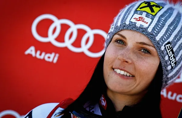  Avstrijska alpska smučarka Anna Fenninger se je poročila z 
Manuelom Veithom in prevzela možev priimek.