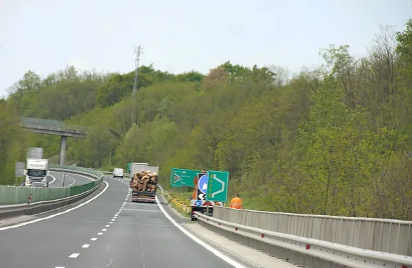 Na Darsu so previdni pri napovedi, kdaj bodo začeli obnavljati hitro cesto: če ne letošnjo jesen, pa prihodnje leto, pravijo.
