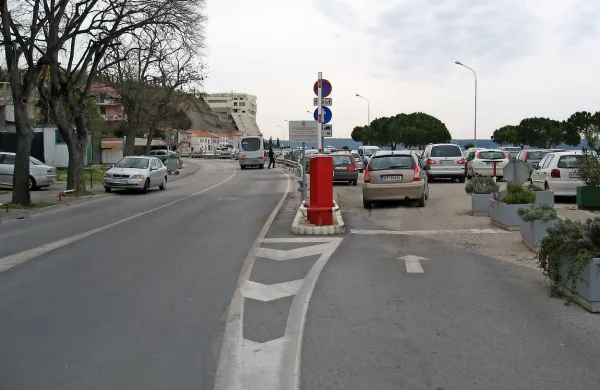 Zapornica na Fornačah, mimo katere vozijo kolesarji in motoristi. Po nedavni nezgodi jo bodo 
opremili s talnimi označbami.