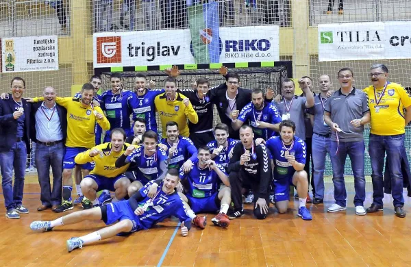  Koprčani so se v Ribnici prešerno veselili tudi srebrnih 
odličij.