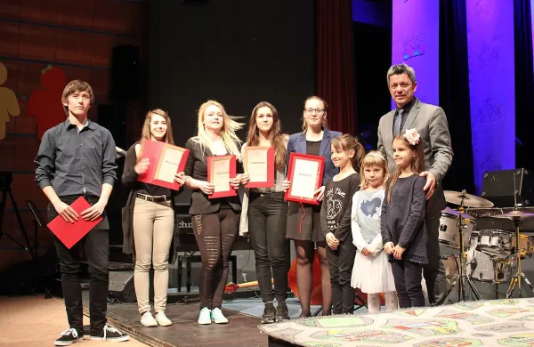 Ob prejemu naziva otrokom prijazno Unicefovo mesto je 
postojnski župan podelil priznanja in plaketo za naj mlade 
prostovoljke in prostovoljce Postojne za 2015.  



