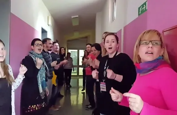 Vokalna skupina Perpetuum Jazzile je na svojo facebook 
stran naložila video s priprav na koncert v Sežani.