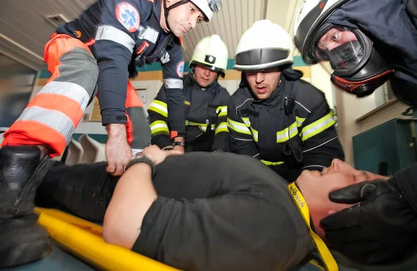 Reševalci in gasilci so morali v porušeni stavbi oskrbeti 25 
huje in 27 laže poškodovanih.
