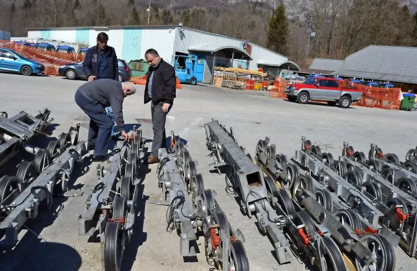Pri pregledu kolesnih baterij za kabinsko žičnico so izvajalci 
krepko pri zadnji tretjini dela. 