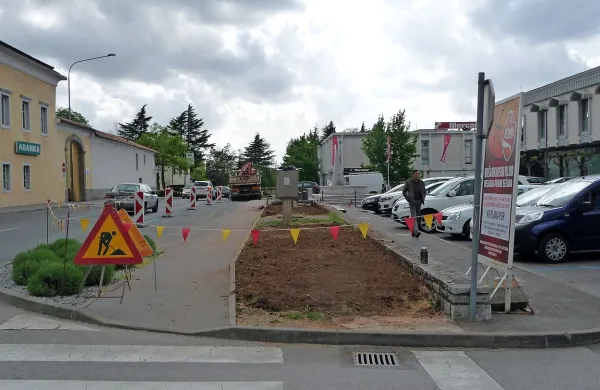 Posekane kostanje pred pošto v Sežani bodo kmalu nadomestili z drugimi mladimi drevesi. 