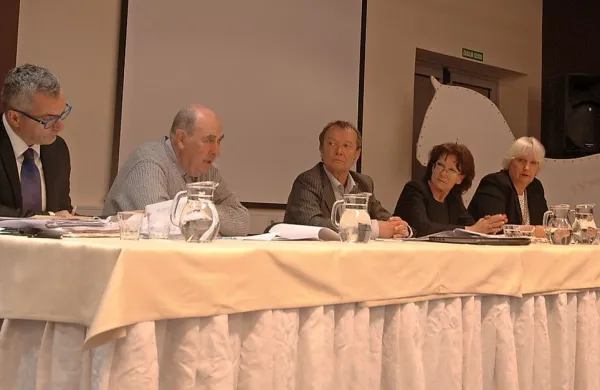 Omizje današnje problemske konference o Lipici (z leve): 
poslanec SMC Marko Ferluga, Stanislav Renčelj iz Civilne 
iniciative za Lipico, direktor družbe Lipica turizem Darko 
Ravnikar, Karmen Leban iz sindikata gostinstva in turizma ter  
Mojca Paternoster-Stich z ministrstva za gospodarstvo.