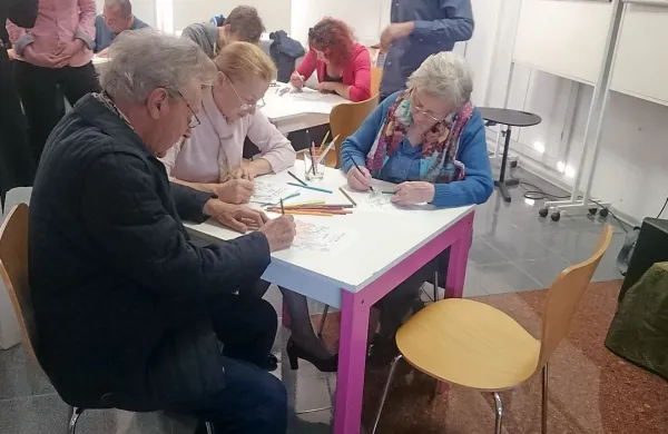 Tudi odrasli radi barvajo pobarvanke, kot so jih na predstavitvi pobarvanke za odrasle avtorice Vesne Jogan. 