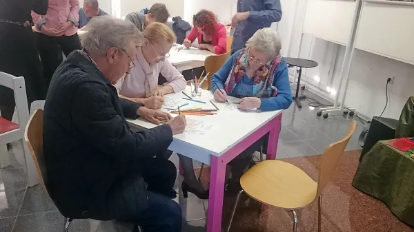 Tudi odrasli radi barvajo pobarvanke, kot so jih na predstavitvi pobarvanke za odrasle avtorice Vesne Jogan. 