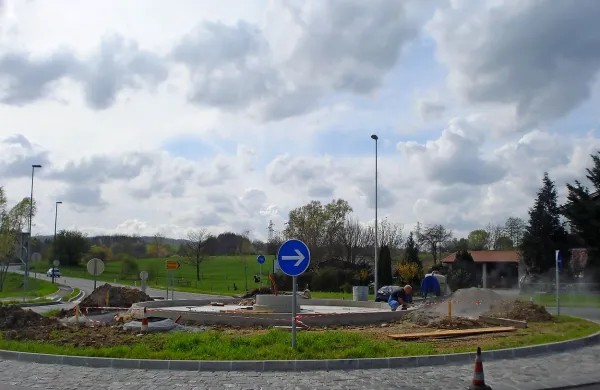 Voznike bo na krožišču ob vhodu v Ilirsko Bistrico, ki ga tačas 
urejajo,  pričakal pogled na galejo.  