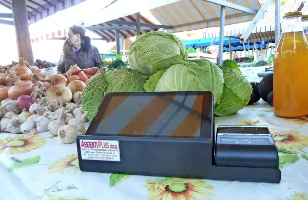 Kmetijsko ministrstvo bo vladi predlagalo, da po šestmesečnem uvajanju davčnih blagajn tudi Slovenija sledi avstrijskemu sistemu, kjer je meja za davčno blagajno postavljena pri 7500 evrih prihodkov na leto.