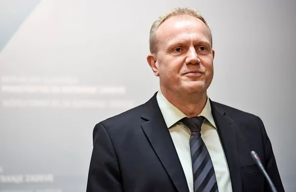 Generalni direktor policije Marjan Fank je danes pojasnil, da 
se je za ukrepe zoper policiste v zadevi Koprivnikar odločil na 
podlagi ugotovljenih kršitev zakona, etičnega kodeksa, prispevka posameznih policistov in njihovih zagovorov.