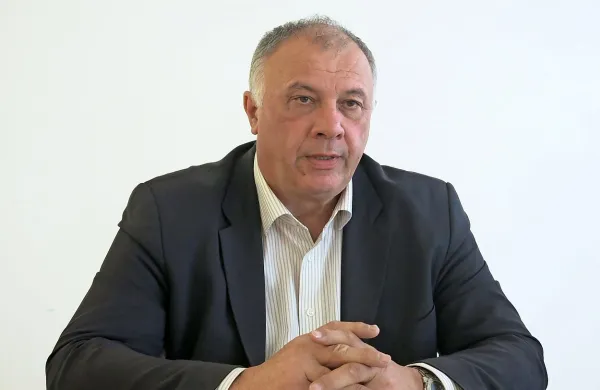 Župan Bojan Sever: “Ustrezna inšpekcija bo morala najprej 
ugotoviti, ali se dela v rudniku izvajajo in na kakšen način ter 
ali so ogrožena življenja in premoženje občanov, nenazadnje 
pa tudi dediščina Unesca. Če bo temu tako, bom prisiljen 
tožiti lastnika, to je državo.” 