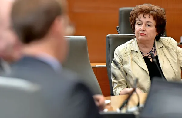 Če ministrica za kulturo Julijana Bizjak Mlakar danes dopoldne ne odstopi, bo premier državnemu zboru predlagal 
njeno razrešitev.