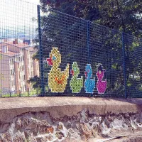 Vezenine na ograji