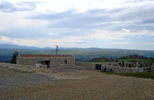 Mrliško vežico v Šembijah so začeli graditi leta 2011 in 
vprašanje je, kdaj bo dokončana. 