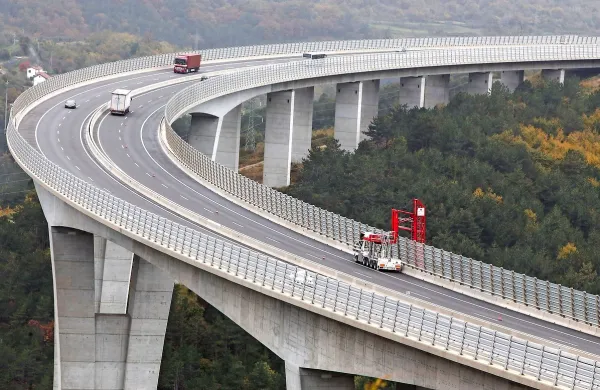 30-letni Žužemberčan naj bi že splezal do vrha ograje, pa sta 
ga koprska prometna policista prepričala, da je znova 
sestopil na viadukt.