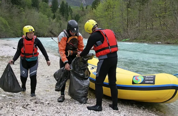 Raftarji iz Soče odstranjujejo  smeti, nevarno vejevje, toda 
velikih dreves ne morejo. 