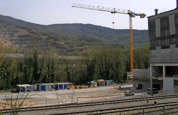 Župan Andrej Maffi je potrdil, da bo občina sodelovala v 
postopku izdaje gradbenega dovoljenja za linijo za skladiščenje in transport tako imenovanih 3D goriv. 