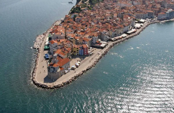  Na sprejemanje prostorskih aktov vplivajo lobiji, ki jih vodijo 
hitri zaslužki, opozarjajo Pirančani v javnih pismih.



