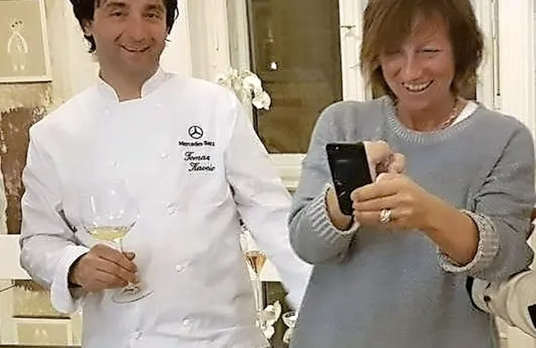 Za Gianno Nannini se je po koncertu noč šele dobro začela. 
V frizerskem salonu Gorana Vilerja ji je  eden najbolj znanih 
slovenskih kuharjev Tomaž Kavčič (na  fotografiji) iz dvorca 
Zemono pripravil kulinarično presenečenje.
