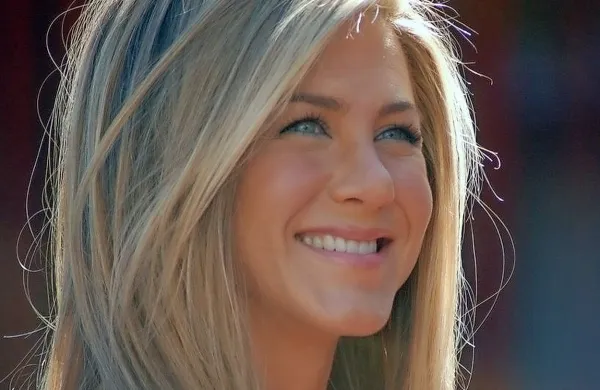 Holivudska igralka Jennifer Aniston je bila v sredo razglašena 
za najlepšo žensko na svetu po izboru ameriške revije 
People.