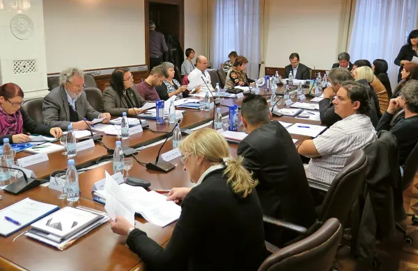 Občinski sveti naj praviloma odločajo na rednih sejah, kjer 
lahko svetniki razpravljajo, dajejo amandmaje, se na sejo 
pripravijo, občinam priporočajo na ministrstvu za javno 
upravo. 