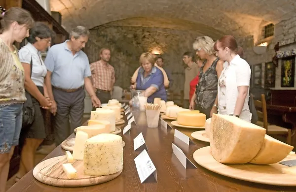 Eden od projektov sodelovanja, pri katerem je sodelovala 
Lokalna akcijska skupina Krasa in Brkinov, je bil  Povežimo 
kmečke tržnice ob meji leta 2010.
