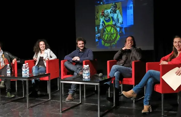 O  prihodnosti gledališča ter radostih in zlasti težavah, s katerimi  se soočajo mladi ustvarjalci,  so se živahno pogovarjali (z leve) 
Andrej Vrhovnik, Renata Vidič, Urška Taufer, Voranc Kumar, Mirt Komel, Patrizia Jurinčič in Vesna Humar.