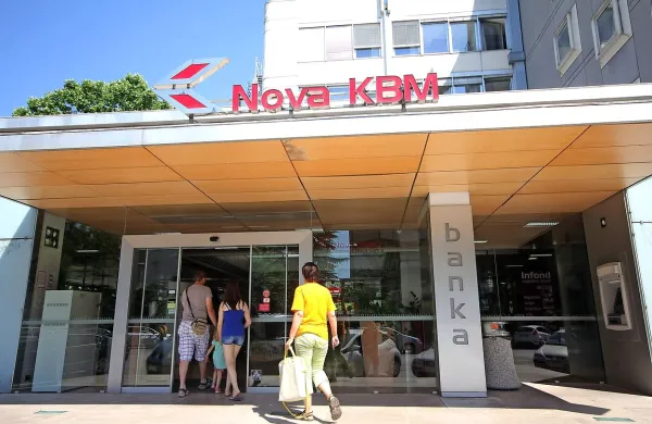 Poslovalnica NKBM v Novi Gorici; tu je bil v preteklosti sedež  
Komercialne banke Nova Gorica, s pripojitvijo te banke  1. 
januarja 1995 pa je NKBM postala druga največja državna 
banka. 