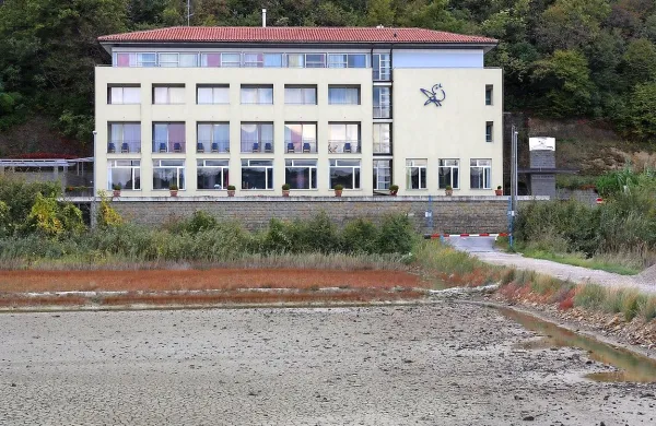 Prizidek z apartmaji in manjšim centrom dobrega počutja naj 
bi  zgradili, kjer je zdaj zunanja terasa (ne levi strani objekta).  