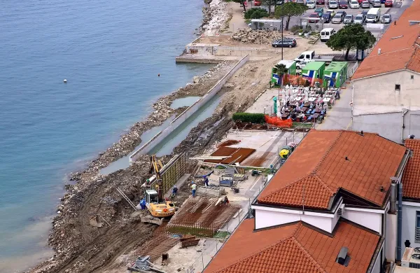 Nov obalni zid že stoji, obenj pa gradbinci  polagajo skalomet. 