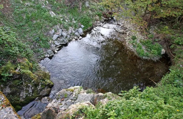 V nekdaj čistih tolmunih hudournika Bela se ni več mogoče 
kopati. 