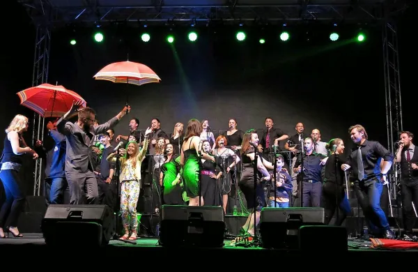 Perpetuum Jazzile med nastopom na koprskem Titovem trgu    
30. maja lani.  
