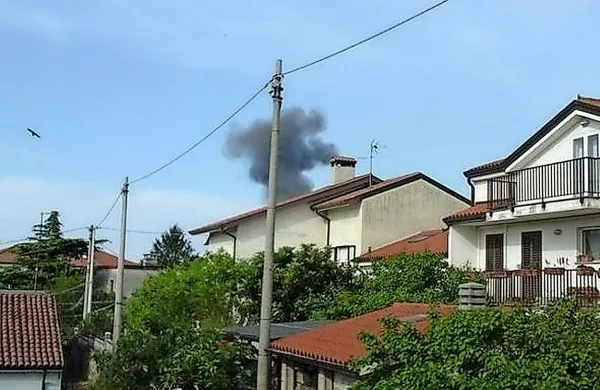 Škedenjska železarna je danes znova pritegnila pozornost 
javnosti.  Okoli 9. ure dopoldne so  številni občani, ki živijo v 
bližini železarne, zaslišali močan pok, kmalu  pa se je iz plavža 
dvignil oblak črnega dima, ki je bil viden daleč naokoli, 
poroča Primorski dnevnik.