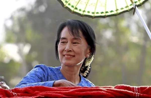 v skupino voditeljev se je uvrstila tudi legendarna voditeljica 
mjanmarske opozicije Aung San Suu Kyi.
