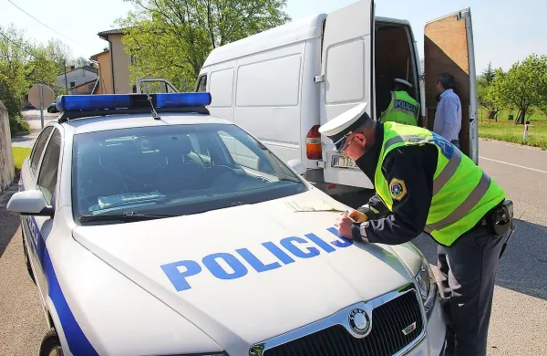 Policisti so včeraj preverjali tudi druge kršitve. Voznik kombija 
ni imel prižganih luči. 