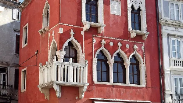 Na prehodu iz 50. v 60. leta minulega stoletja je Benečanka 
dobila danes značilno živo rdečo barvo, v kontekstu beneško-gotske barvitosti.
