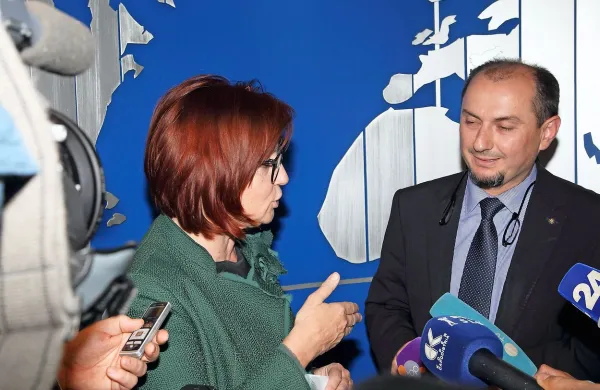Alenka Žnidaršič Kranjc pravi, da bi danes ravnala enako, kot 
je pred dvema letoma, kot so nadzorniki Luke razrešili 
Gašparja Gašparja Mišiča. 
