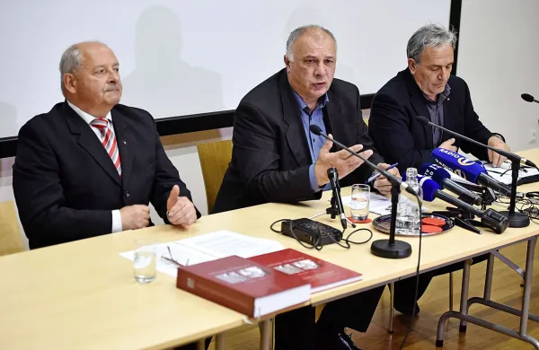 Idrijski župan Bojan Sever je prepričan, da je idrijski rudnik 
treba prenesti na Center za upravljanje z dediščino živega 
srebra Idrija in da Idrija skrbi za rudnik ne more prevzeti. 