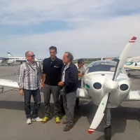 Pilot Matevž Lenarčič (drugi z leve) je s pristankom na 
Letališču Portorož v Sečovljah sklenil dobrih 42.000 kilometrov dolgo pot okrog sveta.
