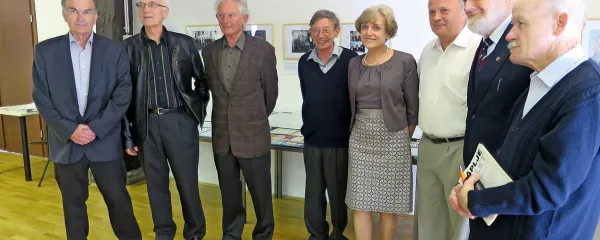  Še živeči člani uredniškega odbora Kapelj:  ( z leve) Janez 
Bizjak, Jože Čar, Milan in Silvij Božič,  Rafko Terpin, Tomaž 
Pavšič in Emil Miklavčič, med njimi Alenka Höefferle Felc.