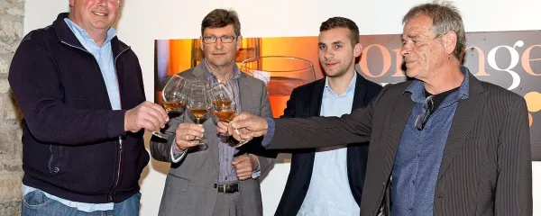 Petemu Festivalu oranžnih vin, ki prihodnji petek prihaja  v Izolo, so v sredo nazdravili (z leve): Bruno Zaro, Igor Kolenc, 
Marko Gregorič, predsednik samoupravne italijanske narodne skupnosti, ki v Manziolijevi palači že vsa leta gosti festival, 
in Dario Prinčič. 

