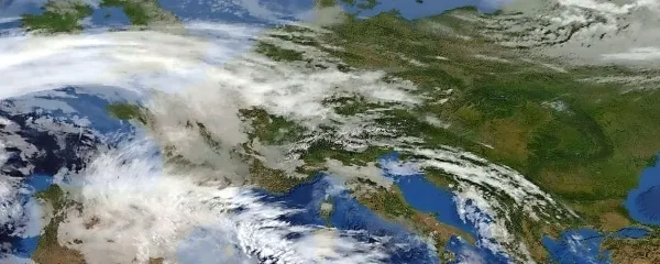 Hladnejši in bolj nestanoviten zrak se je včeraj približeval 
našim krajem

