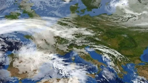 Hladnejši in bolj nestanoviten zrak se je včeraj približeval 
našim krajem

