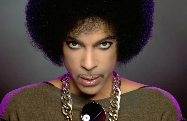 Na truplu Princa, ki so ga v četrtek našli mrtvega na njegovem 
posestvu Paisley Park v ameriški zvezni državi Minnesota, ni 
znakov poškodb ali kakršnihkoli znakov, da bi glasbena 
legenda storila samomor.