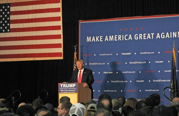 Trumpa počasi iztekal, saj se v njegovem volilnem štabu 
zavedajo, da s tem neodvisnih ali demokratskih volilcev ne bo 
navdušil, tako kot mu to uspeva z republikanskimi.