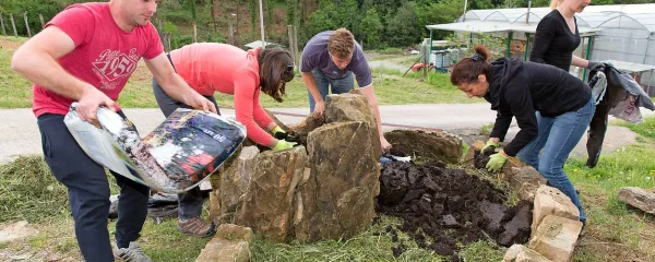 Kamnito ogrodje grede smo zapolnili z zemljo, obogateno z 
organskim gnojilom.