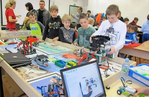 V delavnici, ki je spremljala glavno dogajanje, je več kot 20 
navdušencev nad lego robotiko, starih od 6 do 15 let, je pod 
vodstvom zavoda M-Aleja reševalo svoje robotske izzive. 