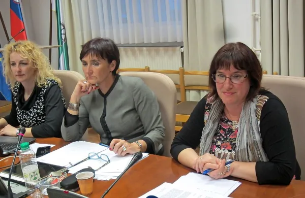 Direktorica Zdravstvenega doma Sežana Tadeja Pogačnik 
Godnič (prva z desne, levo ob njej županja Saša Likavec 
Svetelšek) je hrpeljsko-kozinskim občinskim svetnikom pojasnila, zakaj imajo v ambulanti težave z ustrezno zdravstveno oskrbo.  